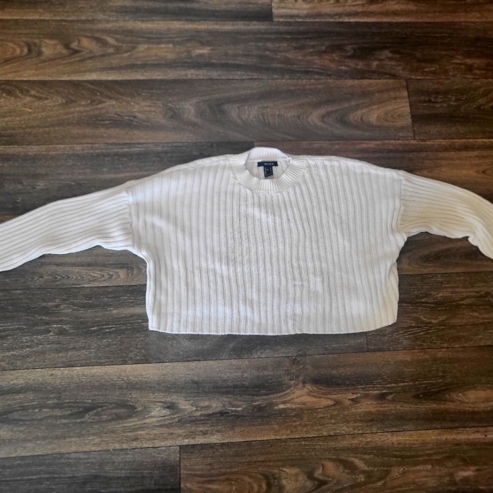 FOREVER 21 SIZE L CREAM CROPPED SWEATER
